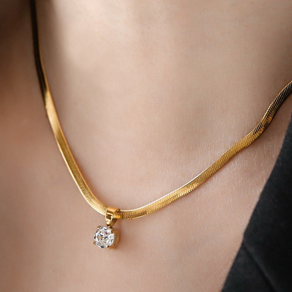 Fashionable New Accessory A Versatile Gold Stainless-steel Blade-embellished Clavicle Necklace That Shines