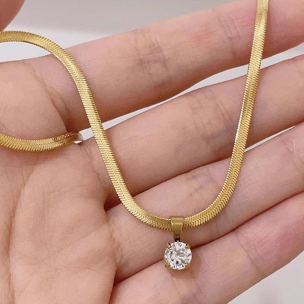 Fashionable New Accessory A Versatile Gold Stainless-steel Blade-embellished Clavicle Necklace That Shines