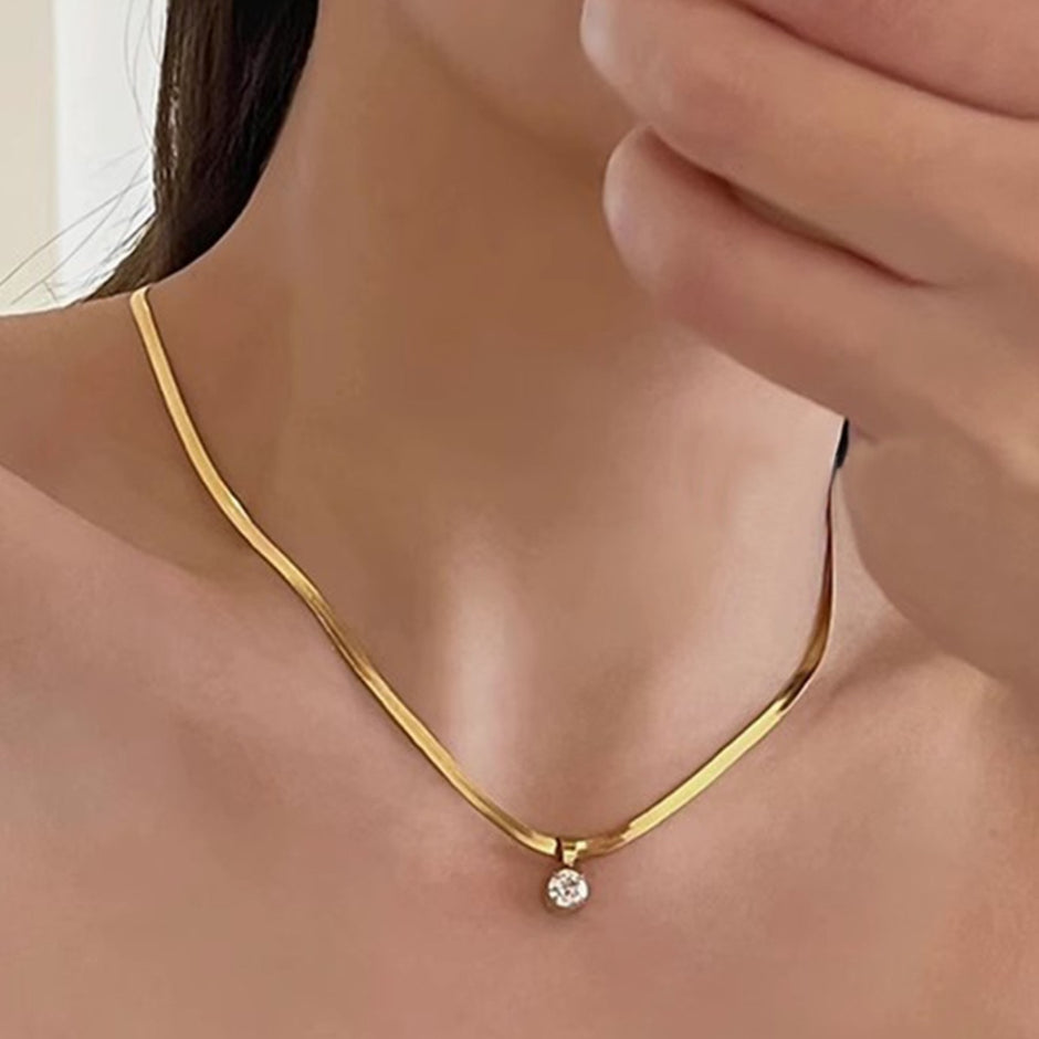 Fashionable New Accessory A Versatile Gold Stainless-steel Blade-embellished Clavicle Necklace That Shines