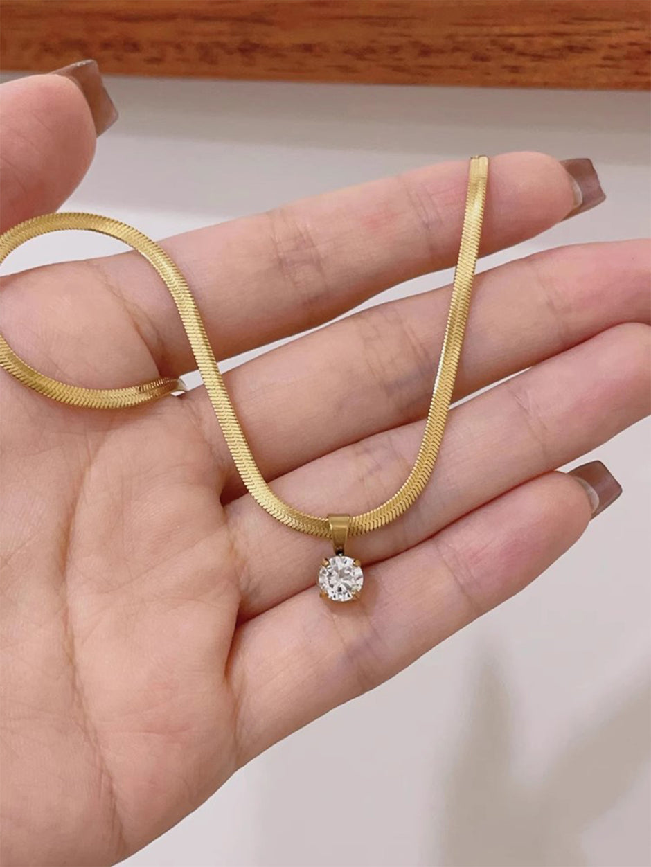 Fashionable New Accessory A Versatile Gold Stainless-steel Blade-embellished Clavicle Necklace That Shines